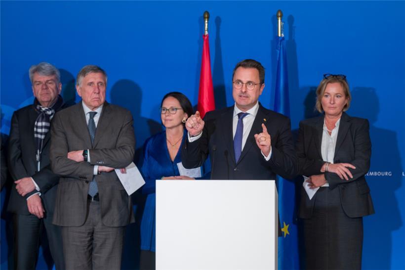 Parität auf der Bühne: Premierminister Xavier Bettel und seine Regierungskollegen bei der Präsentation der Tripartite-Ergebnisse
