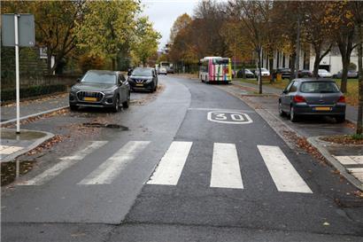 Parkplätze bis direkt vor den Zebrastreifen: Laut dem „Code de la route“ müssten fünf Meter Abstand sein
