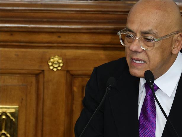 Parlamentschef Jorge Rodriguez spricht zu Beginn der Legislaturperiode. Das Parlament nahm seine Arbeit auf, während in den USA der Staatschef Maduro und seine Ehefrau der Justiz vorgeführt wurden