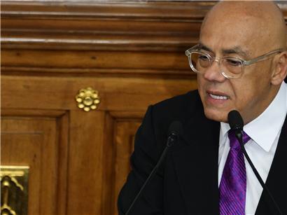 Parlamentschef Jorge Rodriguez spricht zu Beginn der Legislaturperiode. Das Parlament nahm seine Arbeit auf, während in den USA der Staatschef Maduro und seine Ehefrau der Justiz vorgeführt wurden