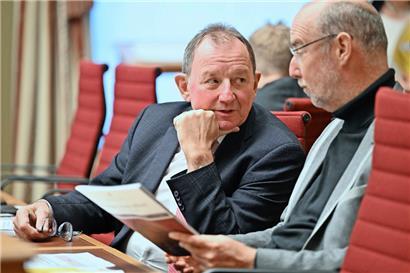 Parlamentspräsident Fernand Etgen (DP) im Gespräch mit dem Abgeordneten Gilles Baum (DP). Am Montag zog der Präsident Bilanz über die vergangene Session und gab einige Ausblicke auf die kommende. 
