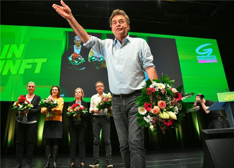 Parteichef Werner Kogler und (auf dem Foto im Hintergrund) Ulrike Lunacek, Alma Zadic, Leonore Gewessler und Rudolf Anschober bilden die grüne Ministerriege in der neuen Koalition in Wien
