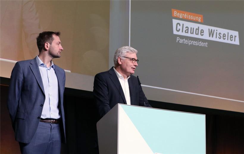 Parteipräsident Claude Wiseler (rechts) bei der Begrüßung auf dem CSV-Nationalkongress am Samstag
