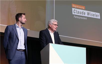 Parteipräsident Claude Wiseler (rechts) bei der Begrüßung auf dem CSV-Nationalkongress am Samstag
