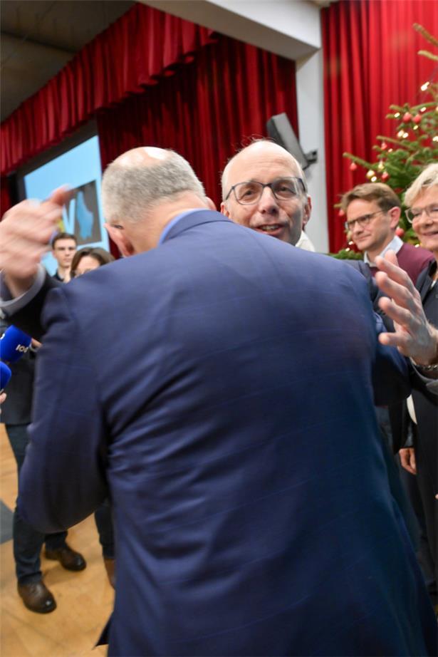 Parteipräsident und Premier Luc Frieden umarmt den neuen Arbeitsminister Marc Spautz
