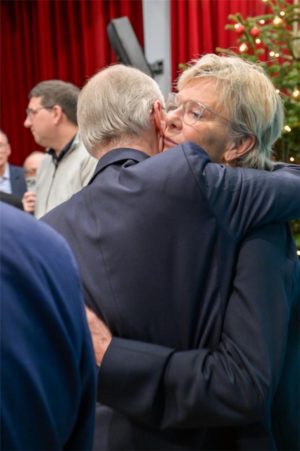 Parteipräsident und Premier Luc Frieden umarmt die neue Sportministerin Martine Hansen
