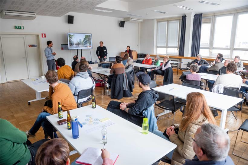 Partizipativer Prozess: Henning Stüben (r.) und Konstantin Wolf beim Workshop „Begegnungsstätte“
