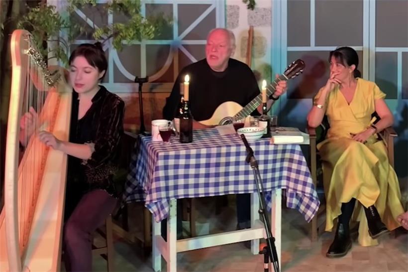 Party in der Scheune: David Gilmour beim Musizieren mit seiner Tochter Romany und Polly Samson
