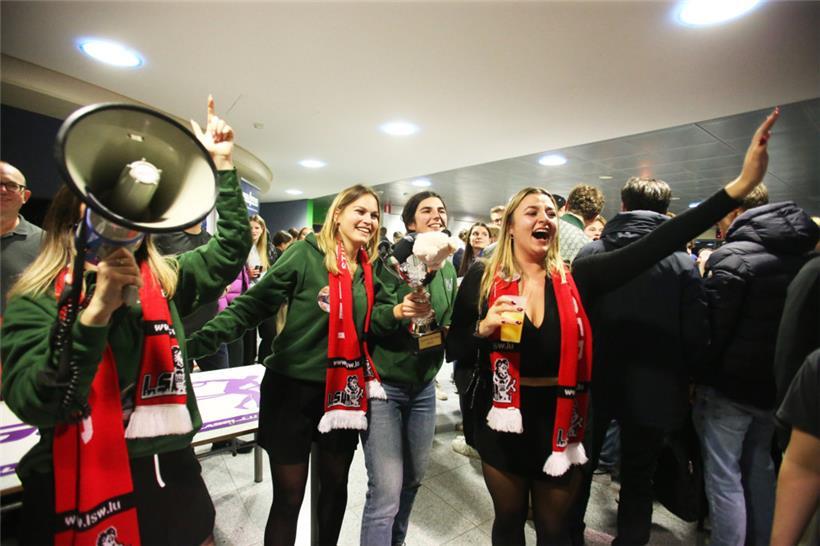 Partystimmung herrschte neben dem Platz