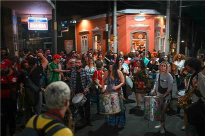 Partystimmung nach dem Urteil des Obersten Gerichts in Santa Teresa, einem Viertel von Rio de Janeiro
