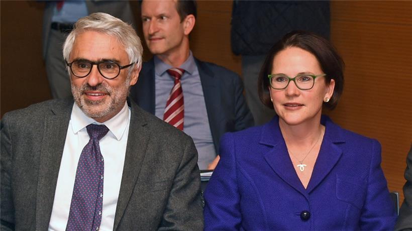 Pascal Saint-Amans (l.) mit Yuriko Backes
