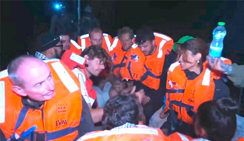 Passagiere des Hilfsschiffs „Madleen“ werden mit Wasser versorgt, nachdem das Schiff von israelischen Streitkräften in internationalen Gewässern abgefangen wurde
