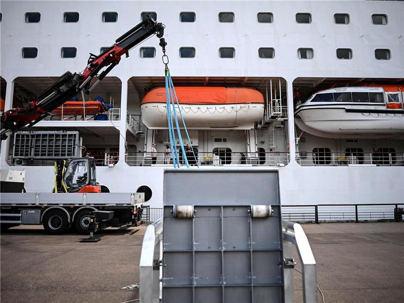 Passagiere an Bord des Kreuzfahrtschiffs Ambition im Hafen von Bordeaux unter Quarantäne wegen Magen-Darm-Ausbruch auf den Bahamas