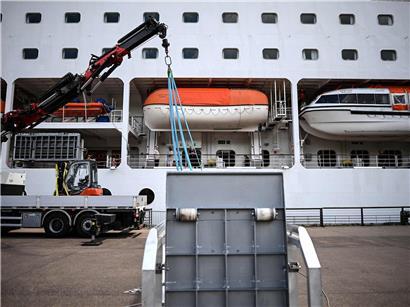 Passagiere an Bord des Kreuzfahrtschiffs Ambition im Hafen von Bordeaux unter Quarantäne wegen Magen-Darm-Ausbruch auf den Bahamas