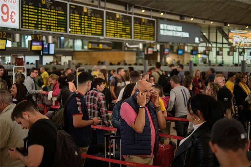 Passagiere stehen auf dem Flughafen von Santa Cruz de Tenerife Schlange. Ein Sahara-Sandsturm hat die Kanarischen Inseln weiter im Griff. 
