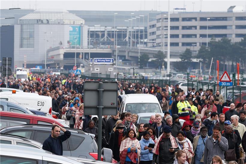 Passagiere und Flughafen-Mitarbeiter wurden nach einem Anschlag auf den Flughafen Brüssel-Zaventem evakuiert
