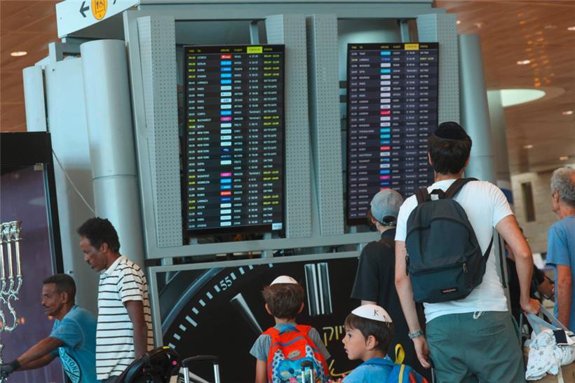 Passagiere warten am Ben-Gurion-Flughafen in Tel Aviv während eines landesweiten Streiks auf ihre Flüge
