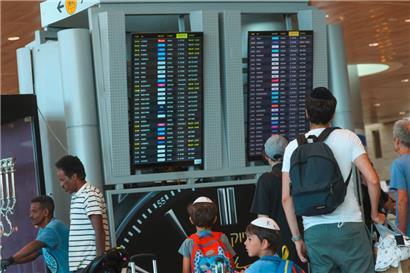 Passagiere warten am Ben-Gurion-Flughafen in Tel Aviv während eines landesweiten Streiks auf ihre Flüge
