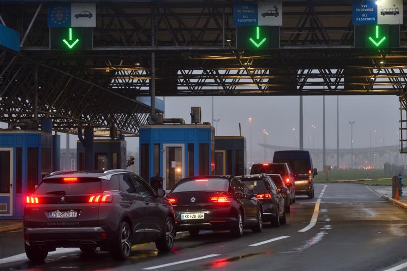 Passagiere warten am Grenzübergang Bregana auf den Grenzübertritt zwischen Kroatien und Slowenien
