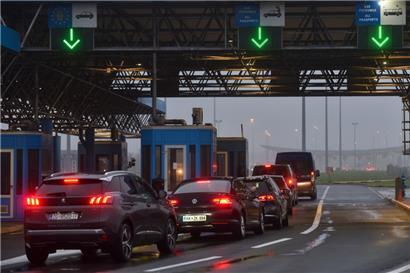 Passagiere warten am Grenzübergang Bregana auf den Grenzübertritt zwischen Kroatien und Slowenien
