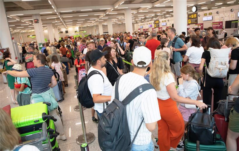 Passagiere warten auf dem Flughafen von Palma de Mallorca
