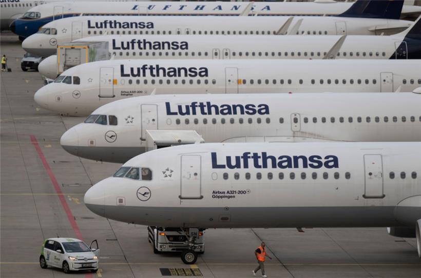 Passagiermaschinen der Lufthansa stehen auf dem Flughafen Frankfurt (Archivbild)
