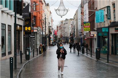 Passanten mit Maske in Dublin: Auch Irland kämpft verzweifelt gegen die Corona-Mutation B.1.1.7
