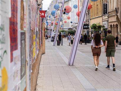 Passanten und Geschäftsleute in Luxemburgs längster Einkaufsstraße wünschen sich mehr Leben und lebendige Atmosphäre