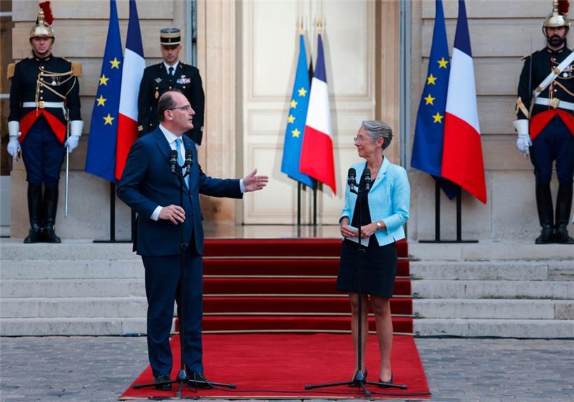 Passation de pouvoir hier à Matignon: le premier ministre sortant Jean Castex (à gauche) et la nouvelle première ministre Elisabeth Borne
