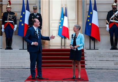 Passation de pouvoir hier à Matignon: le premier ministre sortant Jean Castex (à gauche) et la nouvelle première ministre Elisabeth Borne
