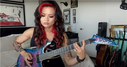 Passionnée de guitare, sans se prendre trop au sérieux
