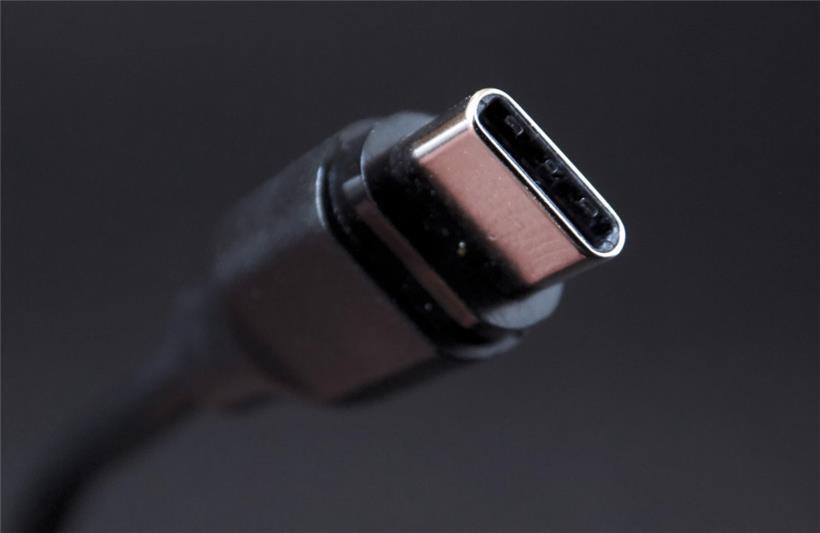 Passt so: Besonders schön an USB-C ist, dass der Stecker keine besondere Orientierung braucht und, genau wie die aufnehmende Buchse, sehr robust ist.
