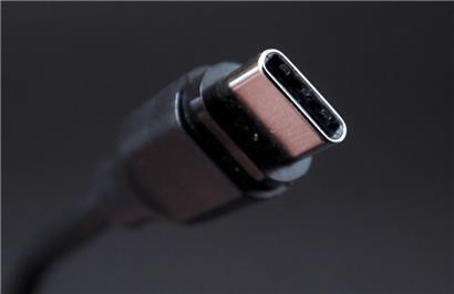 Passt so: Besonders schön an USB-C ist, dass der Stecker keine besondere Orientierung braucht und, genau wie die aufnehmende Buchse, sehr robust ist.
