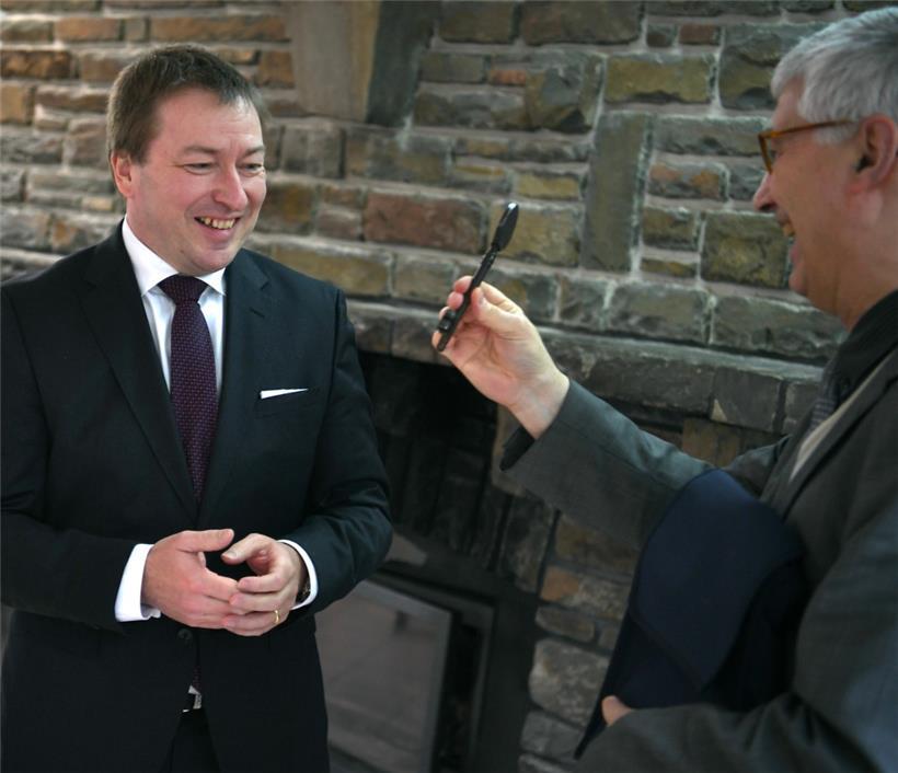 Pater Joseph Famerée überreicht den Schlüssel des Klosters Fünfbrunnen an Minister Marc Hansen
