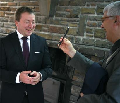 Pater Joseph Famerée überreicht den Schlüssel des Klosters Fünfbrunnen an Minister Marc Hansen
