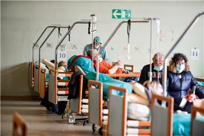 Patienten mit Mundschutzmasken liegen in Krankenbetten. In Bergamo wurde eine Triage für Coronavirus-Notfälle eingerichtet.
