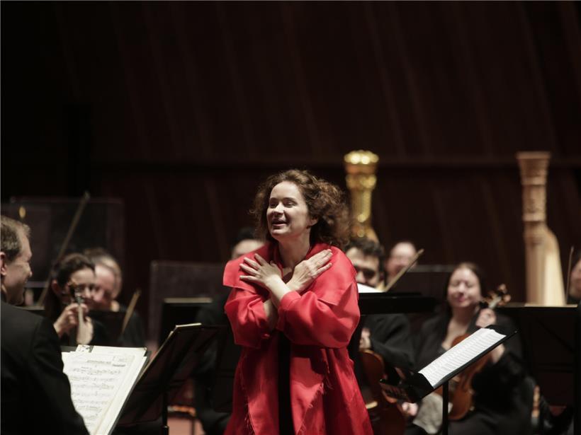 Patrici Kopatchinskaja spielt leidenschaftlich Geige in Béla Bartóks Musikinterpretation