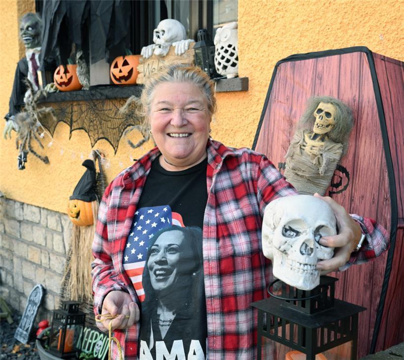 Patricia Toussaint vor ihrem Haus in Esch-Lallingen
