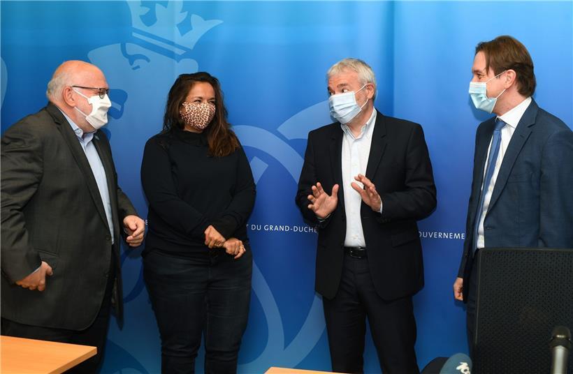 Patrick Dury (LCGB), Nora Back (OGBL), Dan Kersch (Regierung) und Jean-Paul Olinger (UEL) präsentierten die Teststrategie in den Betrieben
