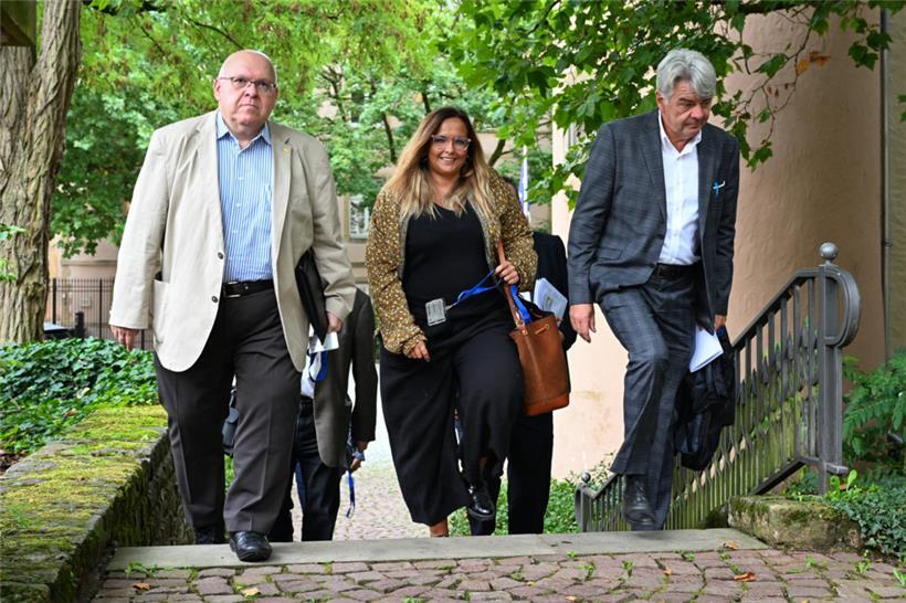 Patrick Dury (LCGB), Nora Back (OGBL) und Romain Wolff (CGFP) auf dem Weg zu ihrem Treffen mit Regierungsvertretern
