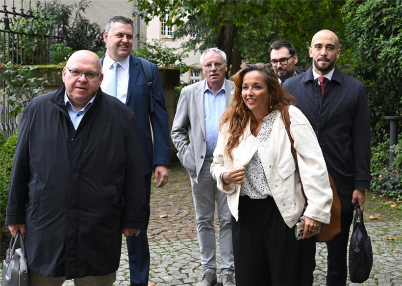Patrick Dury (LCGB), Sylvain Hoffmann (CSL), Francis Lomel (LCGB), Nora Back (OGBL), Christophe Knebeler (LCGB) und David Angel (OGBL) am vergangenen Mittwoch vor der letzten Verhandlungsrunde mit der Regierung im Staatsministerium
