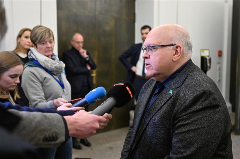 Patrick Dury gibt seine Gedanken zum gemeinsamen Treffen im Staatsministerium preis, während Luc Frieden im Hintergrund genau zuhört
