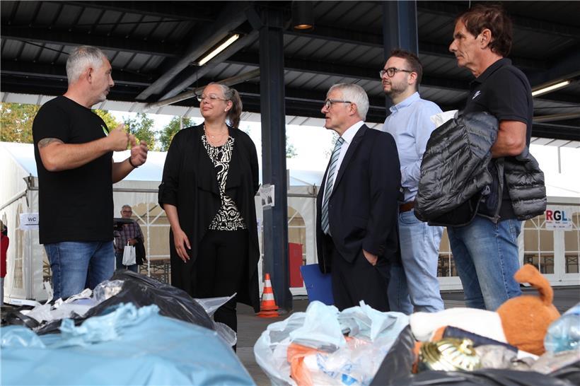 Patrick Falkenstein, Verantwortlicher des Schifflinger Recyclingzentrums, im Gespräch mit Umweltministerin Carole Dieschbourg und Sivec-Präsident Paul Weimerskirch (und den Sivec-Mitgliedern Christian Weis und Camille Schütz)

