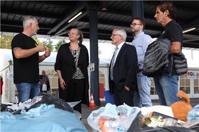 Patrick Falkenstein, Verantwortlicher des Schifflinger Recyclingzentrums, im Gespräch mit Umweltministerin Carole Dieschbourg und Sivec-Präsident Paul Weimerskirch (und den Sivec-Mitgliedern Christian Weis und Camille Schütz)
