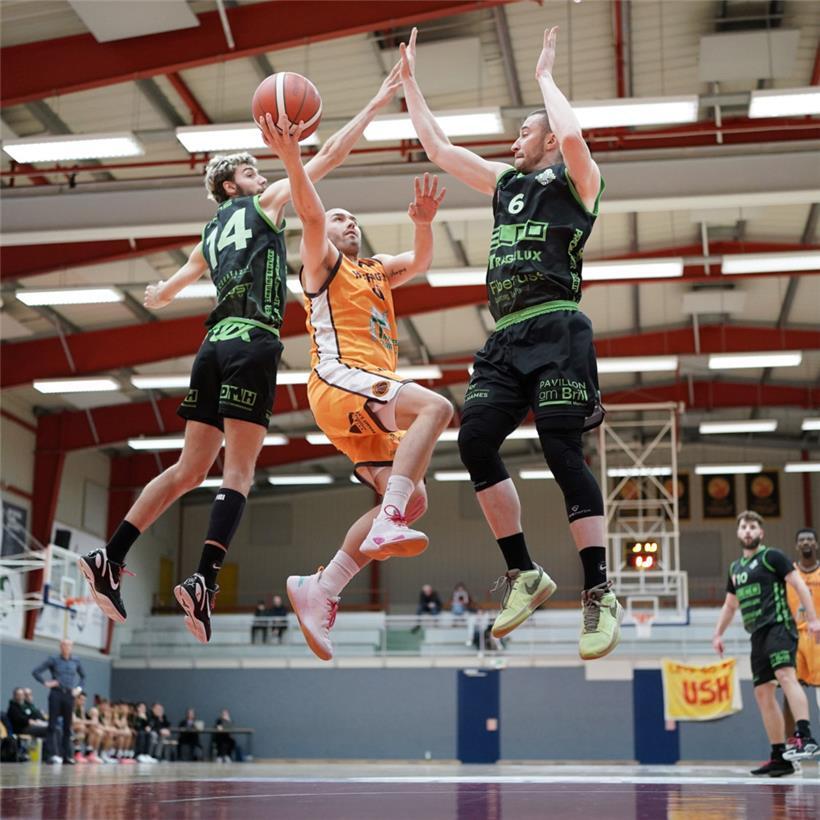Patrick Hoffmann (r.) weiß, dass der Rebound in dieser Saison bisher  zu den Schwächen seiner Mannschaft gehörte
