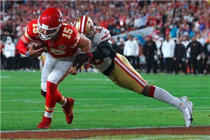 Patrick Mahomes, Quarterback der Kansas City Chiefs, läuft zum Touchdown gegen die San Francisco 49ers
