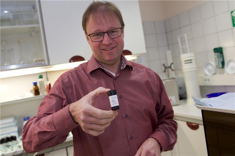 Patrick Majerus, Chef der Strahlenschutzabteilung des Gesundheitsministeriums, mit einem „Exposimeter“, das die Radonbelastung misst.

