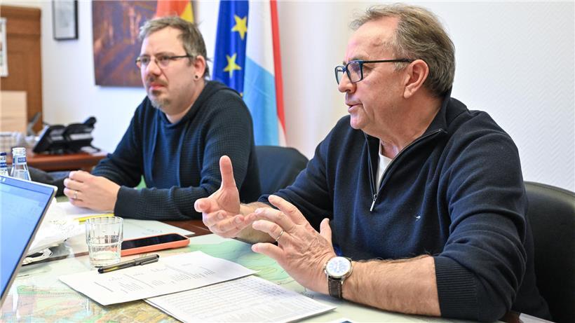 Patrick Wagner und André Zwally erläutern das unterschiedliche Escher Beleuchtungskonzept in verschiedenen Stadtvierteln