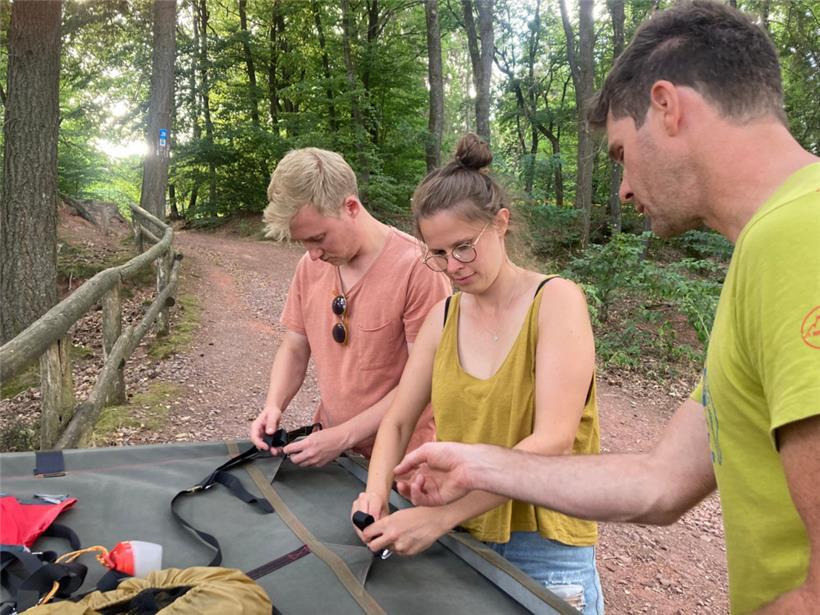 Patrick (links im Bild) und Tessa (Mitte) bei den Vorbereitungen für die Übernac...