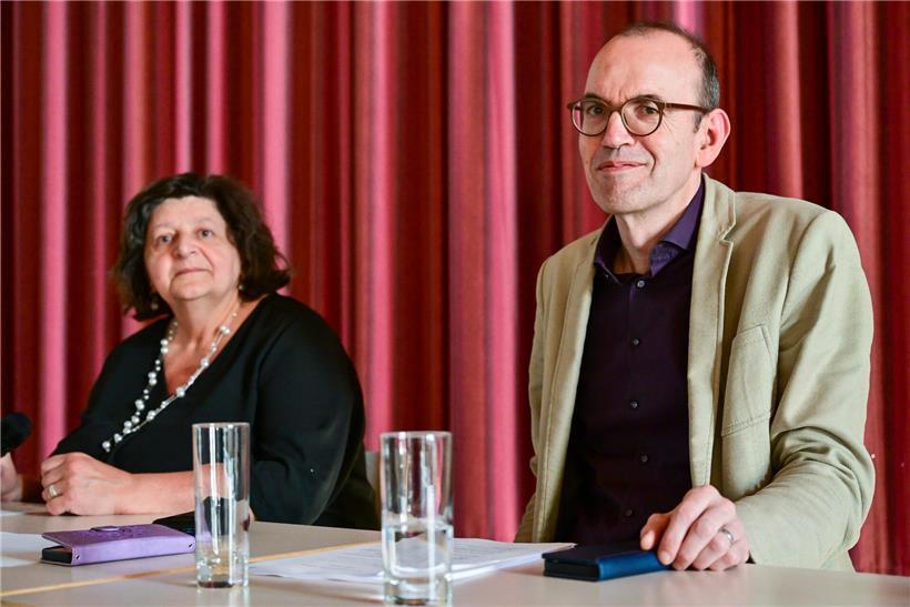 Patrizia Arendt und Anwalt Frank Wies bei der Begründung der Klage, rechtliche Beratung und Prozessvertretung